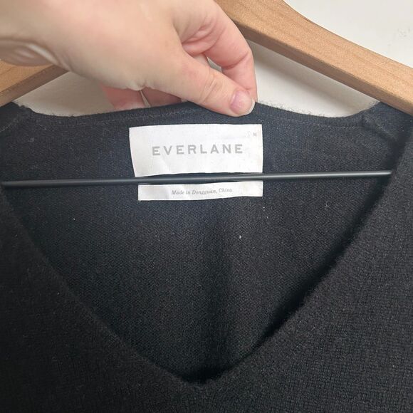 Everlane 100% The Cashmere Black V-Neck Sweater Size Medium - Picture 3 of 7
